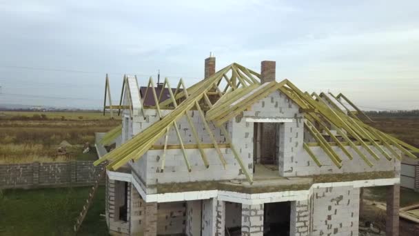 有充气混凝土砖墙和未来屋顶木制框架的私家住宅的空中景观 — 图库视频影像