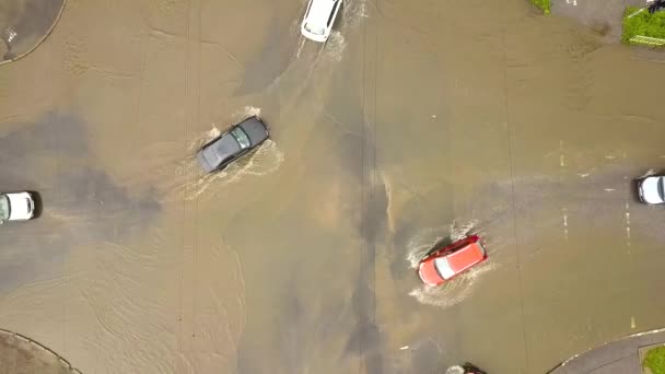 雨水で浸水した道路を走行する交通車の空中ビュー — ストック動画