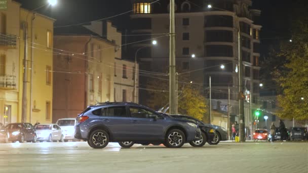 Modré Auto Zaparkované Jasně Osvětlené Městské Ulici Pohybující Semafory Pozadí — Stock video