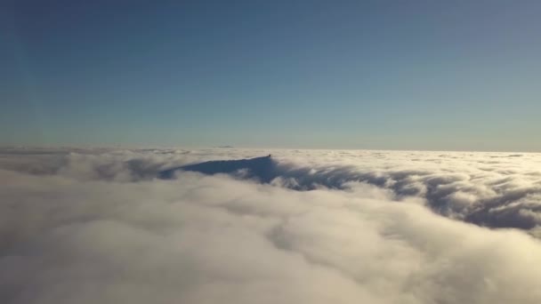 Flygfoto Från Ovan Vita Blåsiga Moln Och Avlägsen Bergstopp Ljusa — Stockvideo