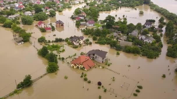 乌克兰西部Halych镇Dnister河脏水淹没房屋的空中景观 — 图库视频影像