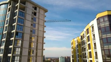 Duvarında bina numarası yazılı yüksek apartman dairesinin havadan görüntüsü. Gayrimenkul geliştirme.