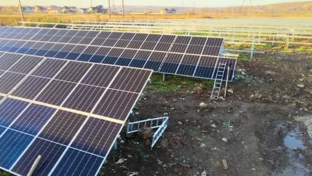 Planta Energía Solar Construcción Campo Verde Montaje Paneles Eléctricos Para — Vídeos de Stock