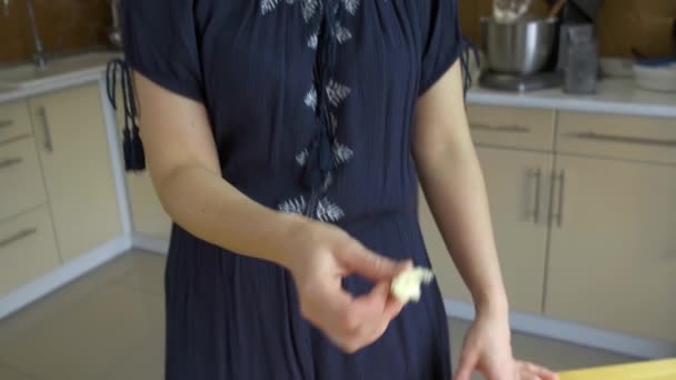 Junge Köchin Probiert Süßen Kuchen Keks — Stockvideo
