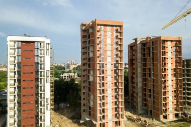 Yüksek konut binaları yapım aşamasında. Gayrimenkul geliştirme.