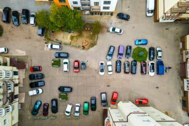 Halka açık otoparka parkedilmiş birçok renkli arabanın hava manzarası..