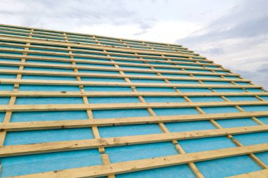 Ahşap çatılı tuğla ev yapım aşamasında..