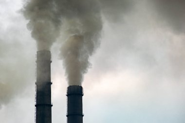 Kömür santrali kara dumanlı yüksek borular atmosferi kirletiyor.