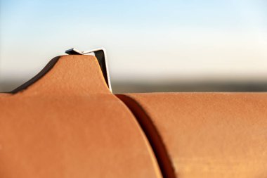 İkamet binasının çatısındaki sarı seramik çatı kiremitlerinin kapatılması..