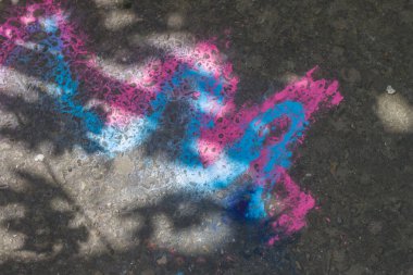 Parlak renkli soyut resim, beton zemin veya duvar yüzeyi, dekoratif tasarım, modern desen, kopyalama alanı arka planı.