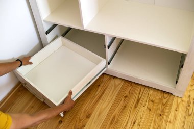 Çağdaş dolap dolabındaki ahşap çekmecenin kurulumunu kapat.