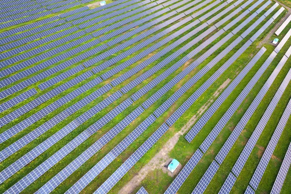 Yeşil Alandaki Güneş Enerjisi Santralinin Havadan Görüntüsü Temiz Ekolojik Enerji — Stok fotoğraf