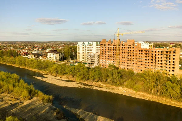 Flygfoto Över Höga Bostadslägenhet Byggnader Uppbyggnad Och Bystrytsia Floden Ivano — Stockfoto