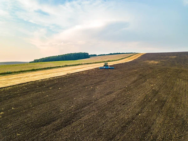 Vista Aérea Tractor Arando Campo Agrícola Negro Después Cosecha Finales — Foto de Stock