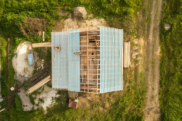 Vista Aérea Uma Casa Tijolo Com Estrutura Telhado Madeira Construção — Fotografia de Stock