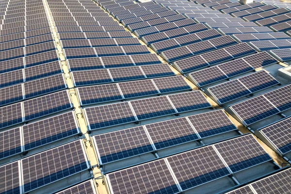 Vista Aérea Muchos Paneles Solares Fotovoltaicos Montados Techo Edificio Industrial — Foto de Stock