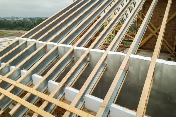 建設中の将来の屋根のためのステンレス製の屋根構造 家の上に金属屋根フレームの開発 — ストック写真
