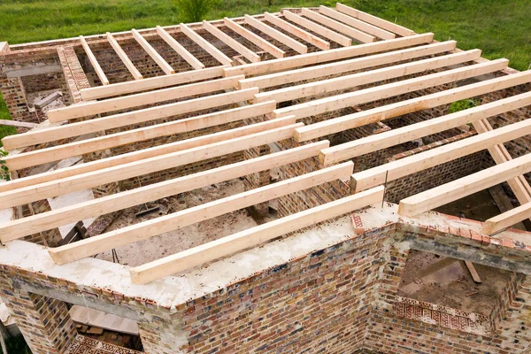 木造の天井枠のレンガ造りの家の閉鎖工事中 — ストック写真