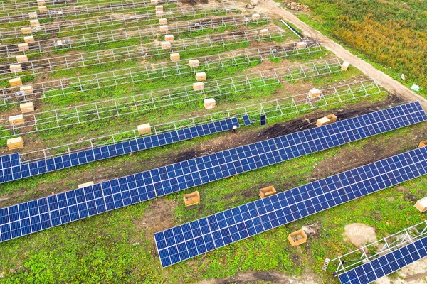 Flygfoto Solkraftverk Uppförande Grönt Fält Montering Elektriska Paneler För Produktion — Stockfoto