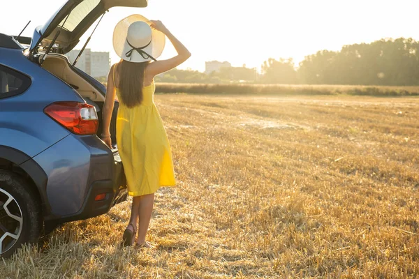 Junge Fahrerin Gelbem Sommerkleid Und Strohhut Steht Neben Einem Auto — Stockfoto