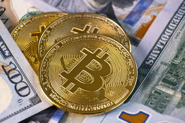 ABD doları banknotlarındaki metal, bitcoin kripto paralarını kapatın. Elektronik merkeziyetçi para kavramı.