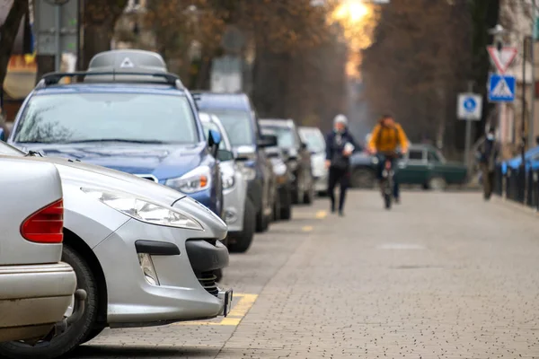 街の通り側の列に停まっている車 — ストック写真