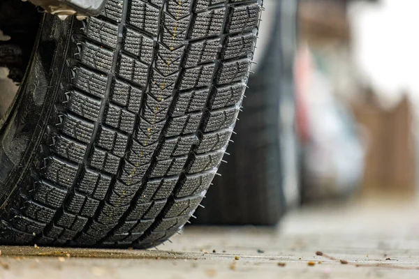 Närbild Parkerad Bil Stadsgata Sida Med Nya Vinterdäck Gummi — Stockfoto