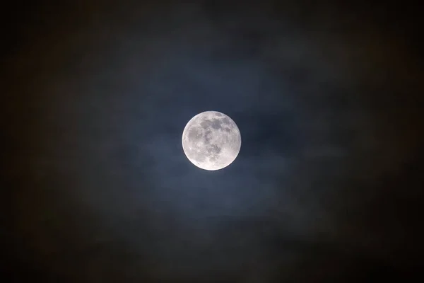 Pleine Lune Brillante Avec Des Nuages Éclairés Devant Elle — Photo