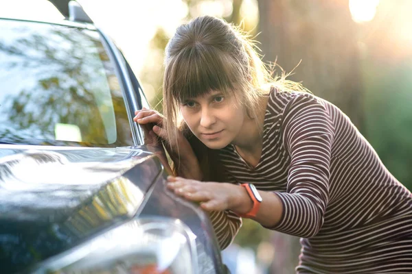Молодая Женщина Осматривает Новую Машину Дилерском Магазине Перед Покупкой — стоковое фото