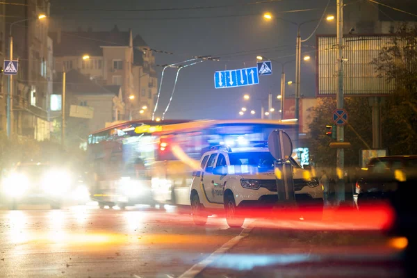 Luces Azules Intermitentes Brillantes Del Coche Patrulla Policial Estacionado Calle — Foto de Stock