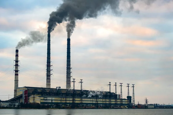Vysokonapěťové Vedení Potrubí Uhelných Elektráren Černým Kouřem Stoupající Znečišťující Atmosférou — Stock fotografie