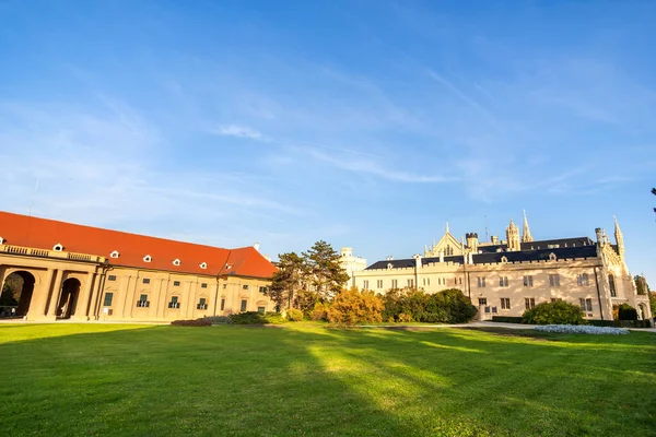 Groene Tuinen Kasteel Lednice Chateau Yard Moravië Tsjechië Unesco Werelderfgoed — Stockfoto