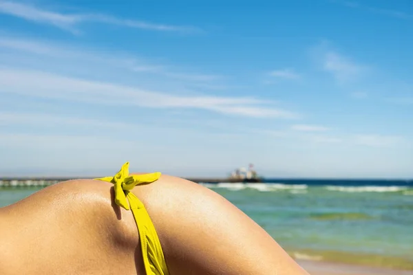 Крупный План Молодая Женщина Бедро Плечо Лежащие Пляжном Кресле Берегу — стоковое фото