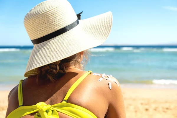 Vista Posterior Una Mujer Joven Bronceándose Playa Con Protector Solar —  Fotos de Stock