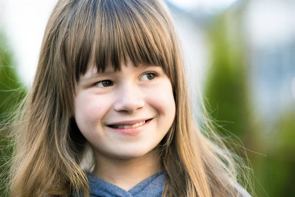 Porträt Eines Hübschen Mädchens Mit Grauen Augen Und Langen Blonden — Stockfoto