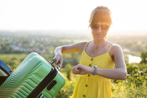 Junge Frau Kontrolliert Zeit Beim Kofferpacken Kofferraum Ihres Autos Reise — Stockfoto