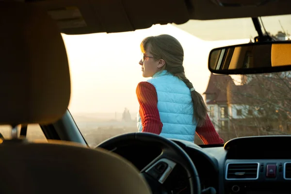 Mujer Joven Pie Cerca Coche Disfrutando Una Cálida Vista Atardecer — Foto de Stock