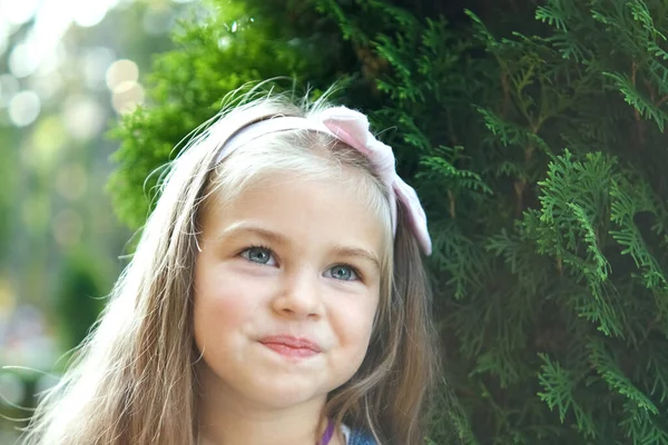 Portrait Jolie Enfant Fille Debout Extérieur Dans Parc Été — Photo