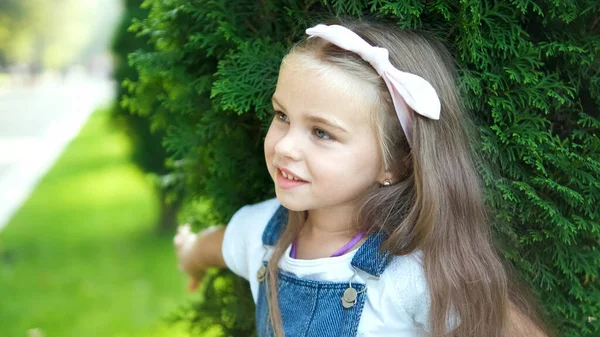 Portret Ślicznej Dziewczynki Stojącej Zewnątrz Zielonym Letnim Parku — Zdjęcie stockowe