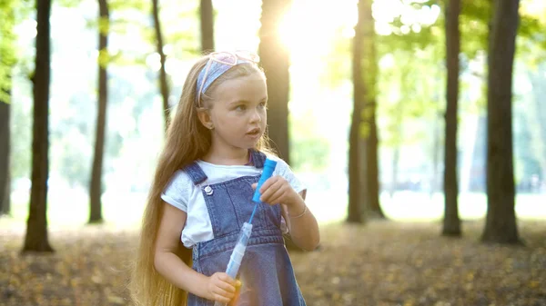 Liten Glad Barn Flicka Blåser Såpbubblor Utomhus Sommarparken — Stockfoto