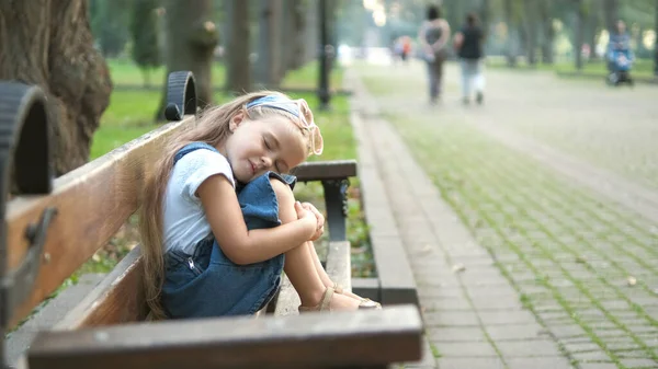 Küçük Yorgun Kız Yaz Parkında Gözleri Kapalı Bir Bankta Oturuyor — Stok fotoğraf