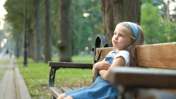 Pequeña Niña Irritada Sentada Sola Banco Parque Verano —  Fotos de Stock