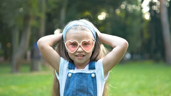 Porträtt Glad Söt Barn Flicka Sommaren Utomhus — Stockfoto