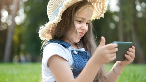 Feliz Sorrindo Menina Criança Assistindo Seu Telefone Celular Livre Verão — Fotografia de Stock