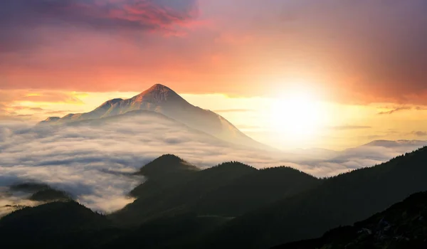 Paisagem Pôr Sol Com Altos Picos Vale Nebuloso Com Nuvens — Fotografia de Stock