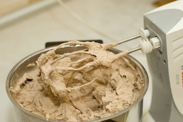 Крупный План Электрического Блендера Взбивания Миску Шоколадного Крема Торта Мороженого — стоковое фото