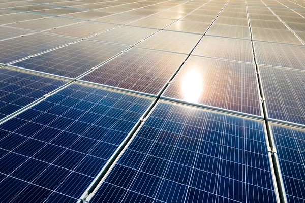 Mavi Fotovoltaik Güneş Panellerinin Yüzeyi Temiz Ekolojik Elektrik Üretmek Için — Stok fotoğraf