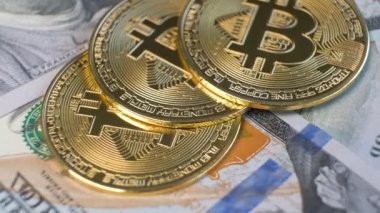 ABD doları banknotlarındaki metal, bitcoin kripto paralarını kapatın. Elektronik merkeziyetçi para kavramı.