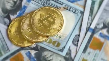 ABD doları banknotlarındaki metal, bitcoin kripto paralarını kapatın. Elektronik merkeziyetçi para kavramı.