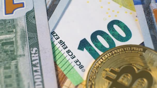 Közel Fém Fényes Bitcoin Crypto Valuta Érmék Amerikai Dollár Euró — Stock videók